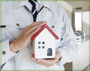 ミニチュアの家を持つ人