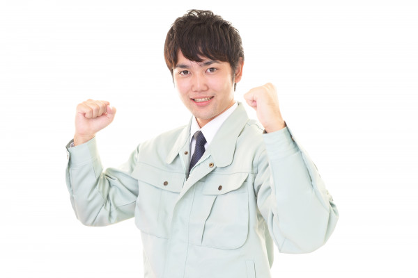 ガッツポーズする作業員の画像