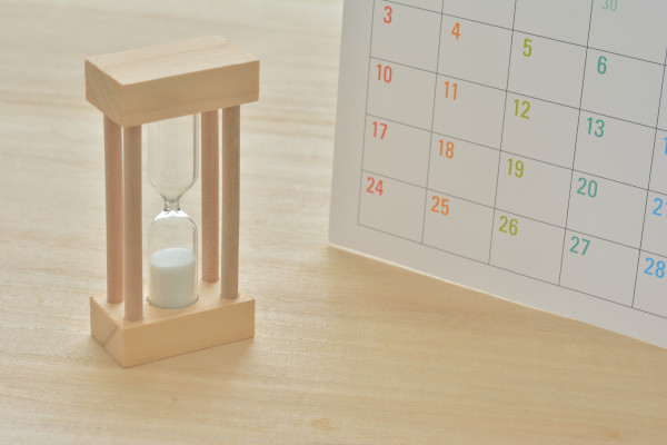 砂時計とカレンダーの画像
